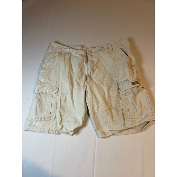 WRANGLER Shorts Mens Size 40 Khaki Cargo Relaxed Fit Utility Chore Workwear - Picture 1 of 4